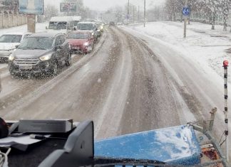 Circulație în condiții de iarnă la Chișinău: Serviciile municipale intervin continuu pe străzi