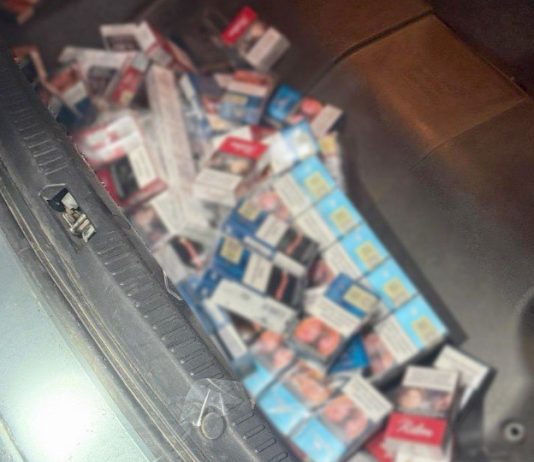 ULTIMA ORĂ | În ușa portbagajului și sub tapițeria plafonului au fost depistate 164 de pachete de țigări