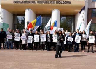 VIDEO | MAN acuză „tăcerea strategică” a guvernării și continuă acțiunea „Coridorul rușinii” în fața Parlamentului