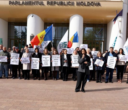 VIDEO | MAN acuză „tăcerea strategică” a guvernării și continuă acțiunea „Coridorul rușinii” în fața Parlamentului