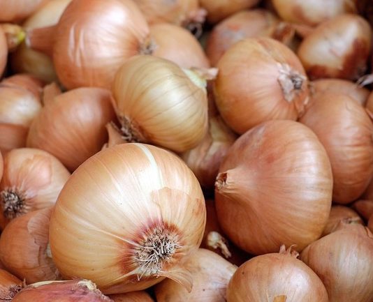 În Moldova, prețurile la ceapă au crescut cu 50%/ Stocurile de pe piața internă mai ajung 3 săptămâni