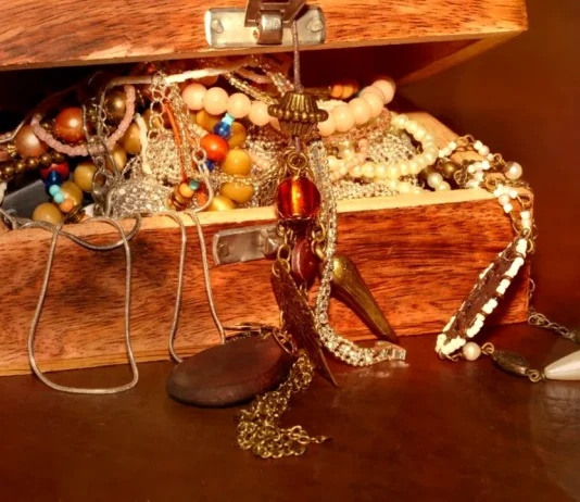 Sute de obiecte din aur îngropate sub o autostradă au fost descoperite de muncitori