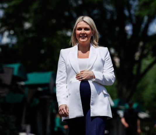 Karoline Leavitt, purtătoarea de cuvânt a Casei Albe, anunță intrarea în concediu de maternitate