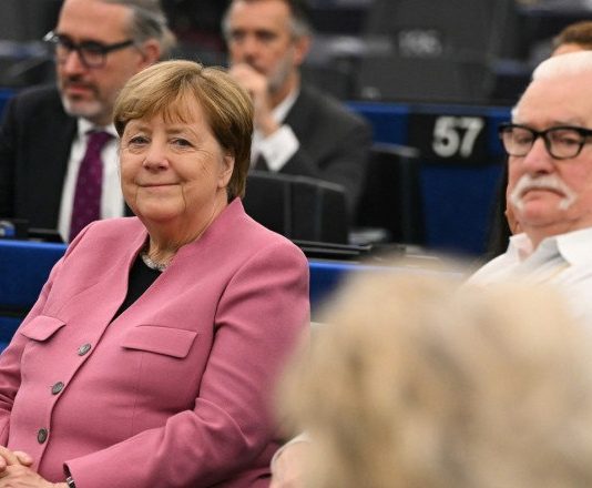 Angela Merkel și Lech Walesa au primit Ordinul de Merit al UE din partea Parlamentului European