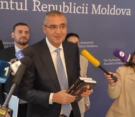 VIDEO Cum a promis, Renato Usatîi le-a oferit deputaților cartea „Din lumea a treia în prima”, despre succesul Singaporeului