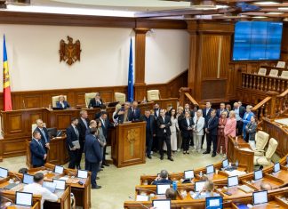 Împreună cu toți deputații din opoziție, Renato Usatîi a cerut mai mult respect și mai puține restricții în Parlament: „Сetățenii așteaptă soluții și rezultate, nu microfoane închise și scandaluri!”
