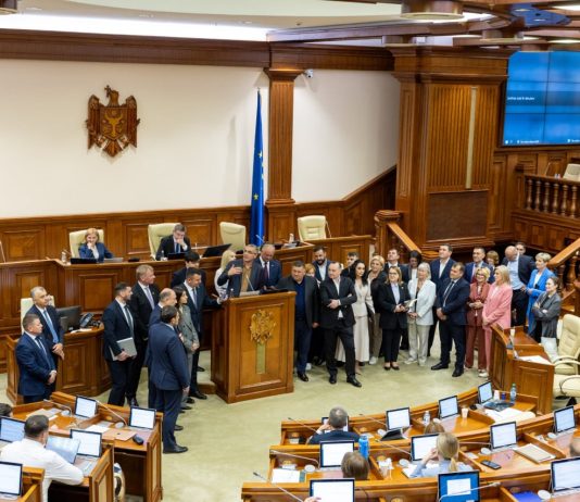 Împreună cu toți deputații din opoziție, Renato Usatîi a cerut mai mult respect și mai puține restricții în Parlament: „Сetățenii așteaptă soluții și rezultate, nu microfoane închise și scandaluri!”