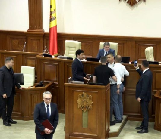 NEWS ALERT VIDEO | Primarul Ion Ceban a fost scos forțat din sala de plen a Parlamentului