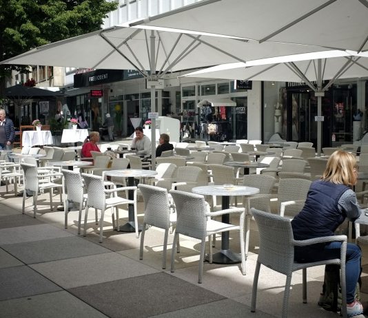 O femeie a murit după ce a fost lovită de o umbrelă de soare pe terasa unui restaurant