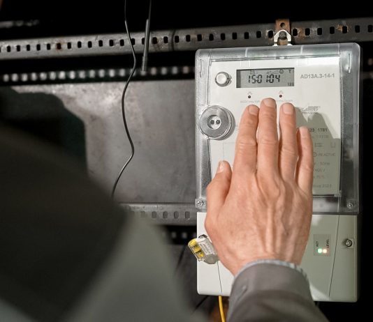 O femeie de 77 de ani din Chișinău a rămas fără 923.000 de lei după o escrocherie legată de schimbarea contorului electric