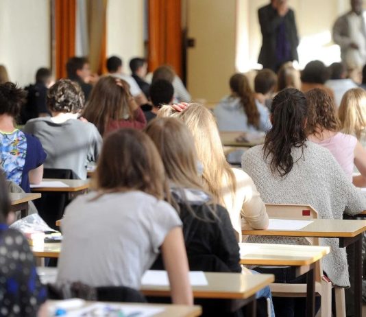 Peste 34.500 de elevi susțin astăzi examenul național la matematică pentru absolvirea gimnaziului