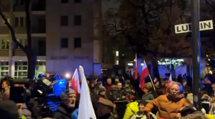 Criză constituțională în Polonia: protestatarii au încercat să pătrundă în Tribunalul Constituțional, iar președintele și-a întors avionul